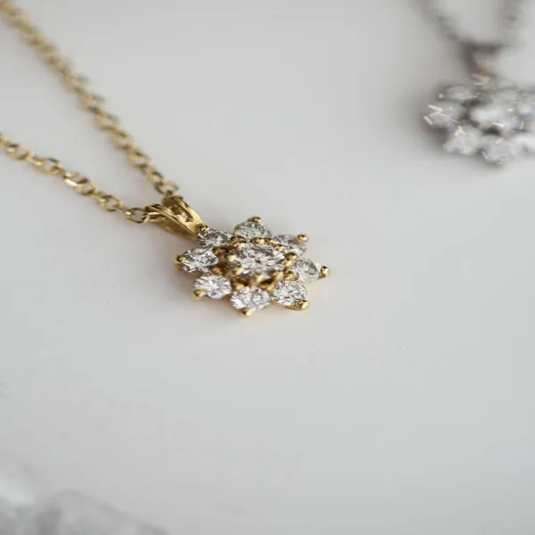 18K Gold Pendant Diamond Flower Necklace