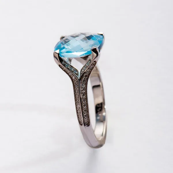 18k White Gold Ring Blue Topaz with Diamonds